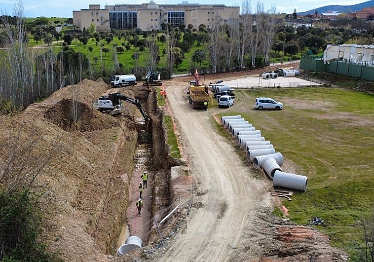 La primera obra de la gran renovación del saneamiento de Cáceres, a punto de terminar
